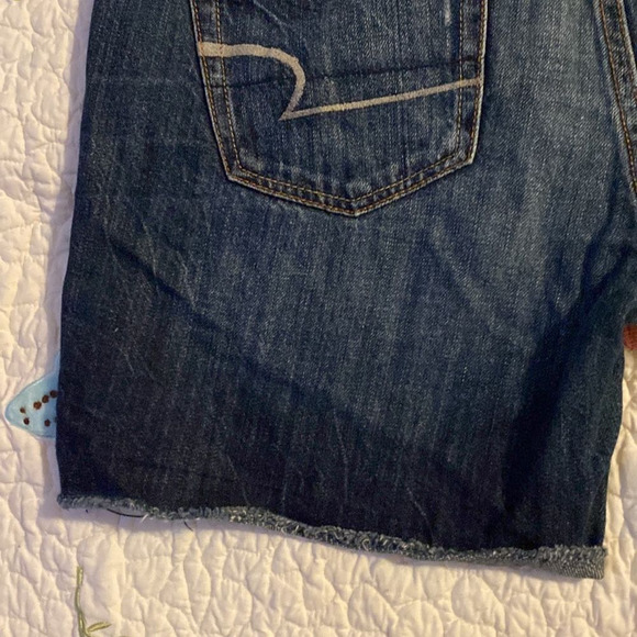 American eagle distressed looking blue Jean shorts. Size 6 - Picture 4 of 8